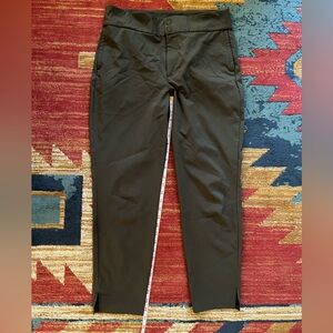 Eddie Bauer 10 green khaki capris
Wicking and mesh pockets